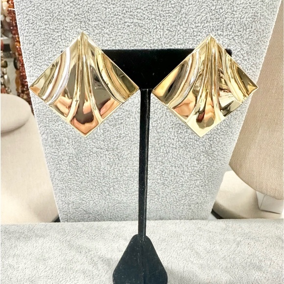 Vintage Diamond Shape Gold Tone Clip On Earrings - Picture 1 of 5